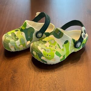CROCS Kids Green and White Camo Sandals Size Little Kid 8
